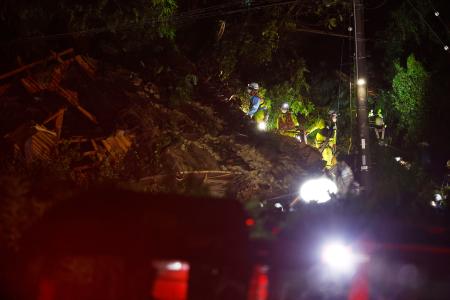 　住民が生き埋めとなった愛知県蒲郡市竹谷町大久古の土砂崩れ現場付近＝２８日午前１時３３分