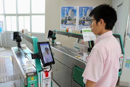 顔認証用タブレット端末が設置された山万ユーカリが丘線の駅の改札機＝７日、千葉県佐倉市