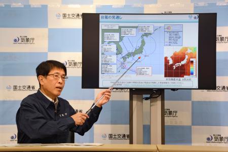 　気象庁で開かれた台風１０号に関する記者会見＝２８日午前