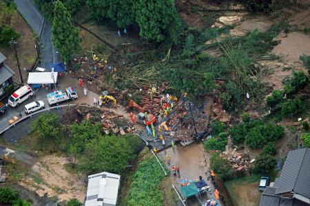 土砂崩れに住民が巻き込まれた愛知県蒲郡市竹谷町大久古の現場＝２８日午前８時１分（共同通信社ヘリから）