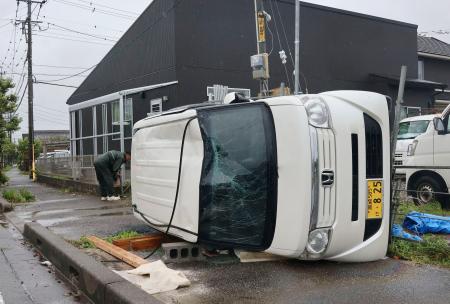 竜巻とみられる突風で横転した軽乗用車＝２８日午後３時２０分、宮崎市