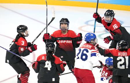 ２０２２年の北京冬季五輪、アイスホッケー女子のチェコ戦で、得点を喜ぶ日本の選手たち＝北京（共同）