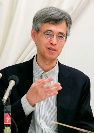 記者会見する日銀の氷見野良三副総裁＝２８日午後、甲府市