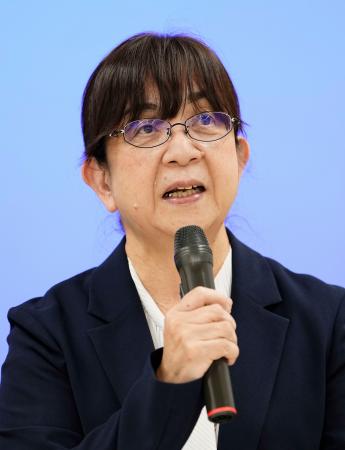 記者会見する日本産科婦人科学会の加藤聖子理事長＝２８日午後、東京都内