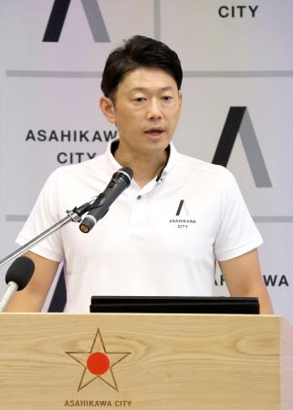 定例会見する北海道旭川市の今津寛介市長＝２８日午後、旭川市役所