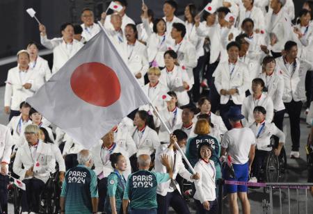 　パリ・パラリンピックの開会式で、旗手の西田杏（手前右端）と石山大輝を先頭に行進する日本選手団＝２８日、パリ（共同）