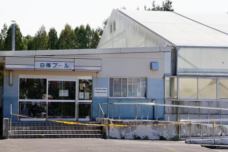 小６女児が溺れ意識不明となった北海道北広島市白樺町のプール＝２９日午前１１時１８分