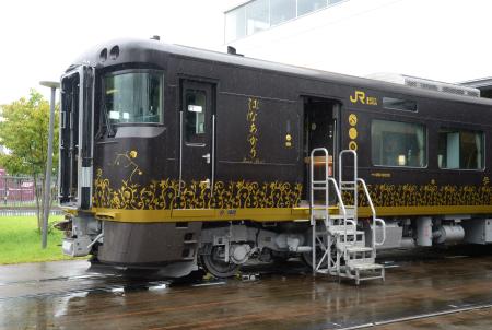 ＪＲ西日本の新型の観光列車「はなあかり」＝２９日午前、京都市の京都鉄道博物館