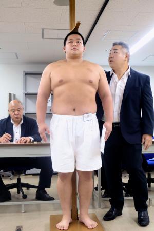 新弟子検査で身長を測る三田大生＝２９日、東京都墨田区の両国国技館