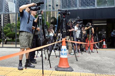 香港の民主派系メディア元幹部らの公判が行われた裁判所前に集まった報道陣＝２９日、香港（共同）