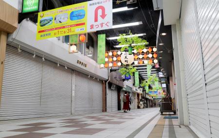 台風１０号の影響で店舗が休業し、閑散とする福岡市内の商店街＝２９日午前１１時４０分