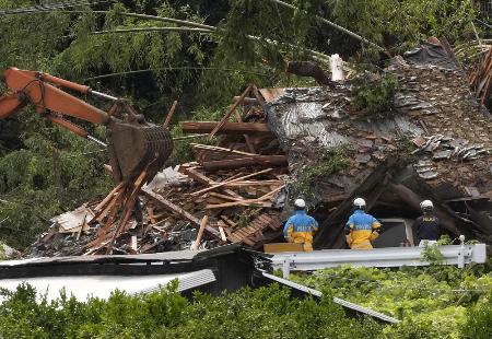 土砂崩れに巻き込まれた住民の捜索活動＝２８日、愛知県蒲郡市