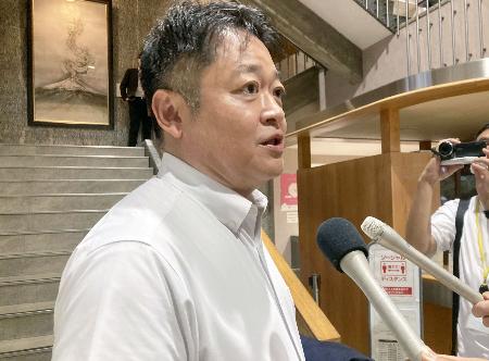 記者団の取材に応じる山梨県の長崎幸太郎知事＝２９日午後、山梨県庁