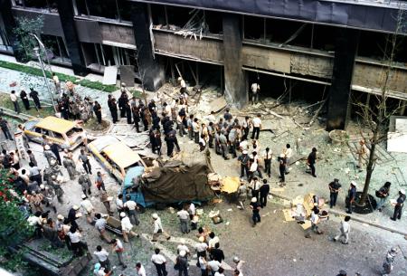 爆破事件があった三菱重工ビル玄関前＝１９７４年８月３０日、東京・丸の内