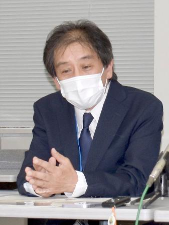 記者会見する千葉県循環器病センターの中村精岳病院長＝３０日午後、千葉市