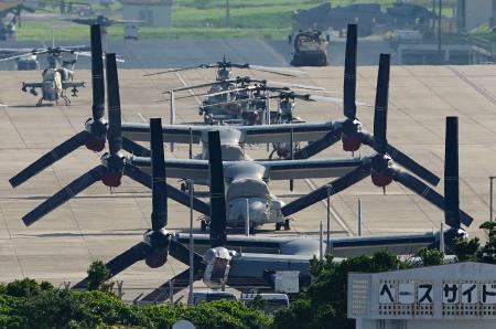 沖縄県宜野湾市の米軍普天間飛行場＝１３日