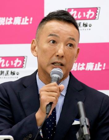 記者会見するれいわ新選組の山本代表＝３０日午後、国会