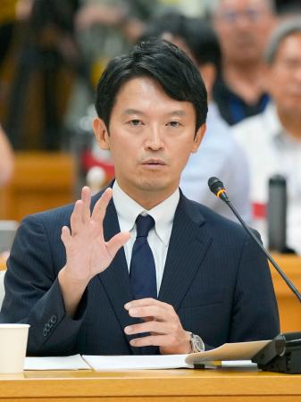 兵庫県議会の百条委員会で証人尋問に応じる斎藤元彦知事＝３０日午後