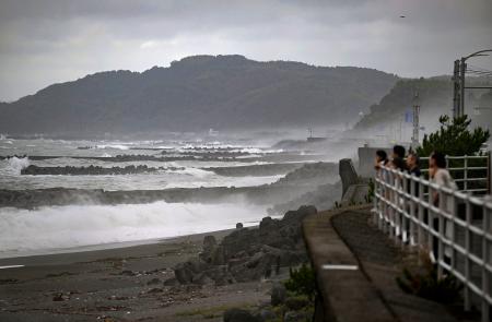 台風１０号の影響で白波が打ち寄せる海岸＝３０日午後、高知市