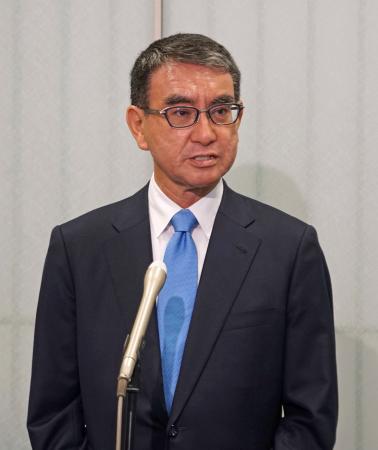 記者団の取材に応じる河野デジタル相＝３１日午前、東京都内