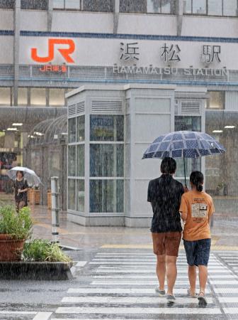 雨の降るＪＲ浜松駅前＝３１日午前１０時５９分、浜松市