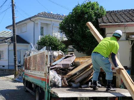 散乱したがれきを撤去する作業員＝３１日午前１０時３４分、宮崎市