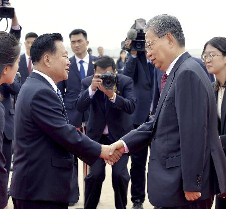 ４月、空港に到着し北朝鮮の崔竜海最高人民会議常任委員長（左）の出迎えを受ける中国共産党序列３位の趙楽際氏＝平壌（共同）