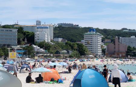 　海水浴客でにぎわう和歌山県白浜町の白良浜＝７月