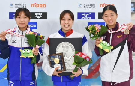 女子高飛び込みで優勝し、笑顔の荒井祭里（中央）＝インフロニア草津アクアティクスセンター