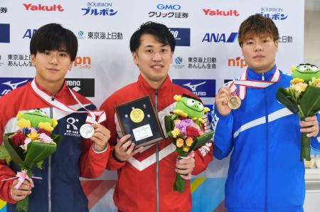 　男子３メートル板飛び込みで優勝し、笑顔の坂井丞（中央）＝インフロニア草津アクアティクスセンター