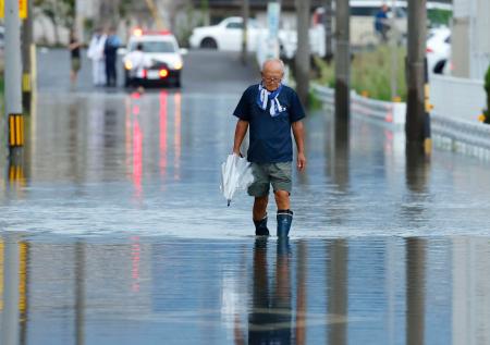 大雨により冠水した岐阜県大垣市内＝３１日午後３時５６分