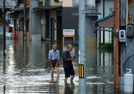 大雨による杭瀬川の氾濫で冠水した岐阜県大垣市内＝３１日午後３時９分