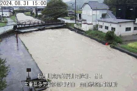 　氾濫が発生した、三重県多気町の佐奈川のライブカメラ画像＝３１日午後（国交省提供）