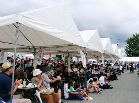 山形県小国町で開かれた「米坂線復活絆まつり」に集まった沿線住民ら＝３１日午後