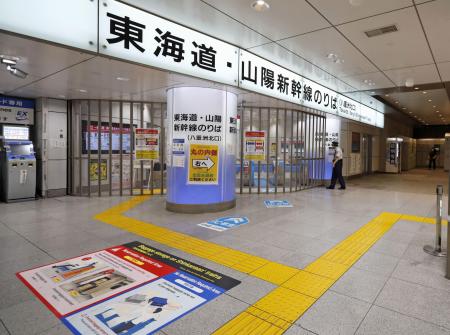 台風７号の接近で東海道新幹線の東京―名古屋間が終日運休となり、閑散とした東海道新幹線の改札前＝８月１６日、ＪＲ東京駅