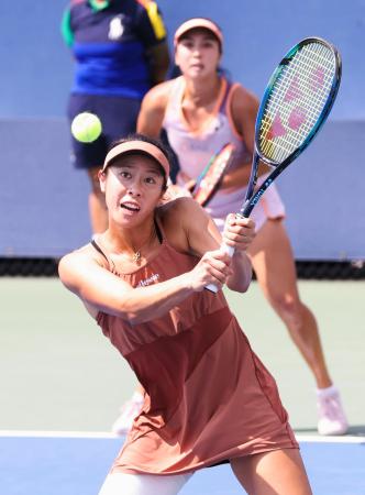 女子ダブルス２回戦でプレーする柴原瑛菜（手前）、アルディラ・スーチャディ組＝ニューヨーク（共同）