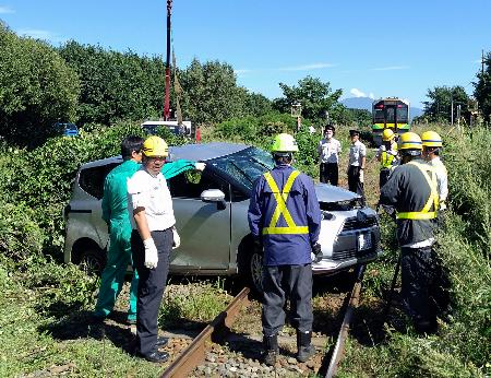 列車と衝突した乗用車＝１日午後、北海道小清水町