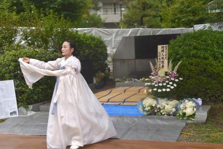 関東大震災朝鮮人犠牲者追悼碑前で披露された「鎮魂の舞」＝１日午前、東京都墨田区