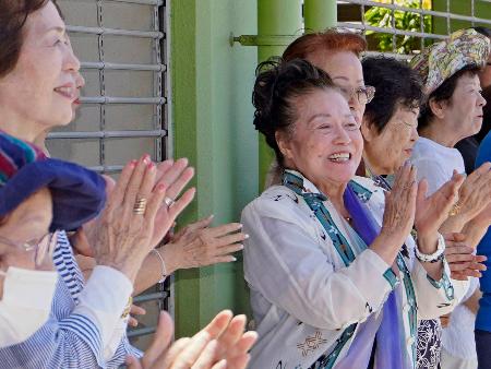 沖縄県宜野湾市長選が告示され、街頭演説を聞く人たち＝１日午後、宜野湾市