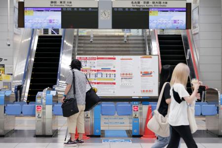 東海道新幹線の運休で、閑散とするＪＲ浜松駅＝１日午前