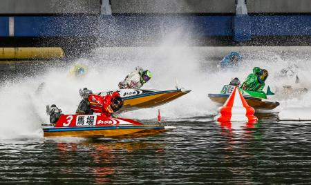 　優勝戦の１周目２マークを先頭で回る馬場貴也（３）＝ボートレースまるがめ　　