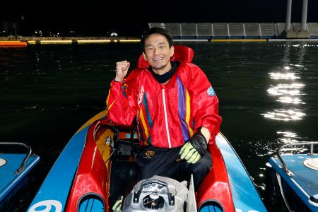 　第７０回ボートレースメモリアルで優勝し、ポーズをとる馬場貴也＝ボートレースまるがめ