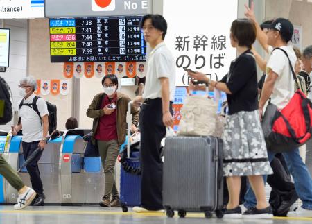 　東海道新幹線のダイヤが４日ぶりに正常化し、利用客が行き交うＪＲ名古屋駅の改札口＝２日午前７時３５分