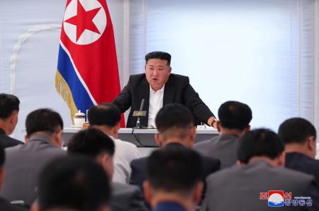 地方発展事業協議会を開く北朝鮮の金正恩朝鮮労働党総書記＝８月３１日（朝鮮中央通信＝共同）