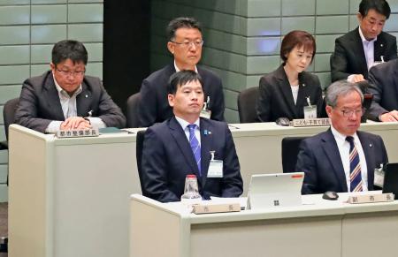 新潟県上越市議会の本会議で不信任決議案を提出された中川幹太市長（手前左）＝２日午前