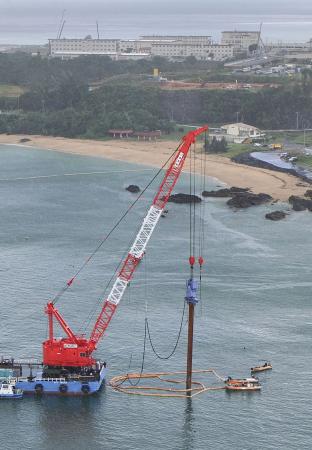 沖縄県名護市辺野古沖の大浦湾で、金属製のくいを打ち込むクレーン船＝８月