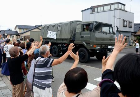 能登半島地震被災地での支援活動が終了し、地元住民らの見送りを受け引き揚げる自衛隊員＝２日午後、石川県珠洲市