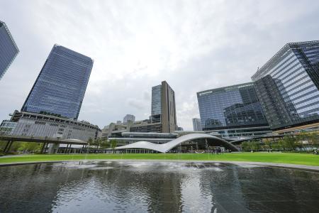 報道陣に公開されたグラングリーン大阪の「うめきた公園」。左奥は「グランフロント大阪」＝３日午前、大阪市