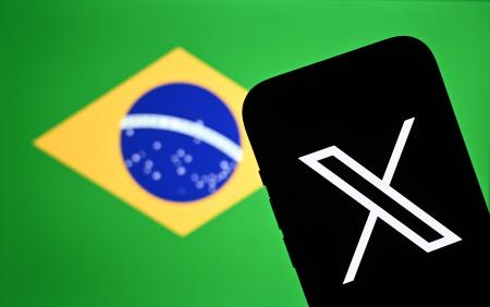 Ｘのロゴとブラジル国旗（アナトリア通信・ゲッティ＝共同）