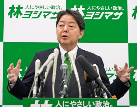 記者会見で自民党総裁選への立候補を表明する林官房長官＝３日午後、国会